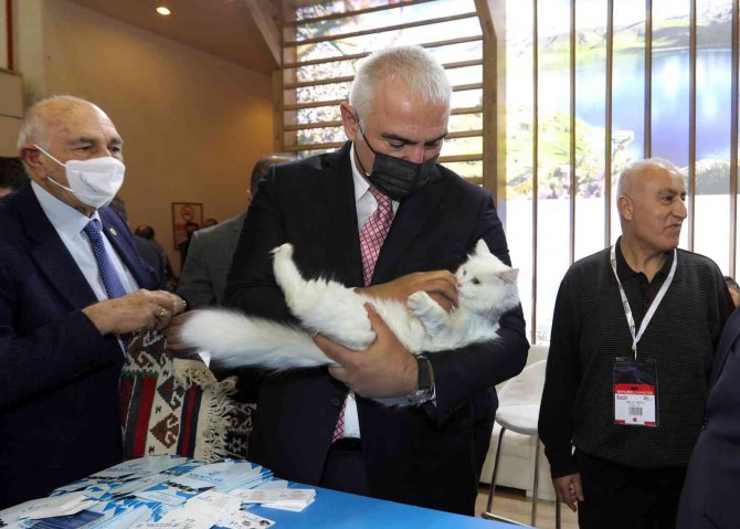 Bakan Ersoy, Emıtt’te Van Standını Ziyaret Etti