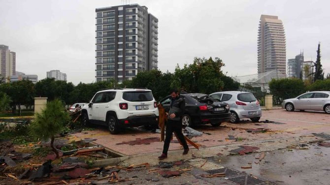 Fırtına Binanın Çatısını Uçurdu, Araçlarda Hasar Oluştu