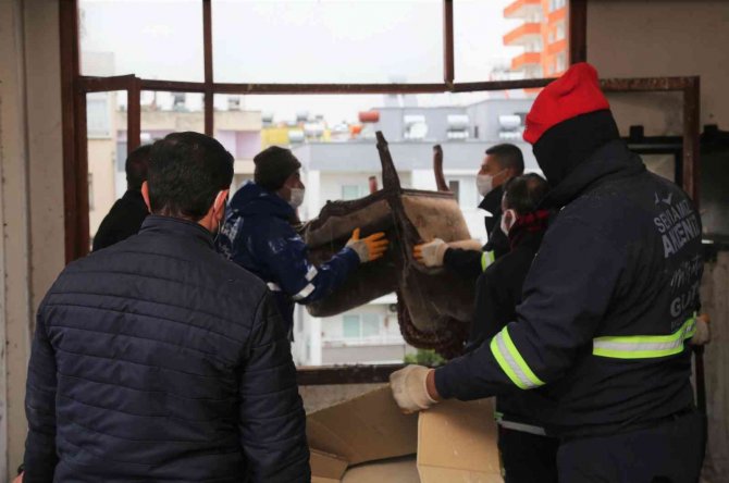 Akdeniz’de Bir Evden 2 Kamyon Çöp Çıkarıldı