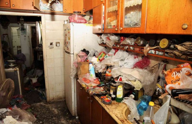 Akdeniz’de Bir Evden 2 Kamyon Çöp Çıkarıldı