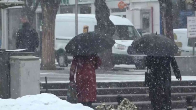 Aksaray’da Sabah Başlayan Kar Yağışı Etkili Oluyor