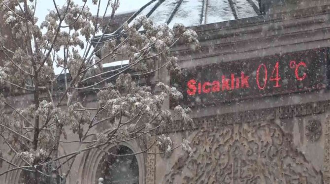 Aksaray’da Sabah Başlayan Kar Yağışı Etkili Oluyor
