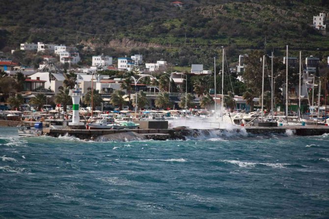 Bodrum’da Fırtına 74 Kilometre Hıza Ulaştı