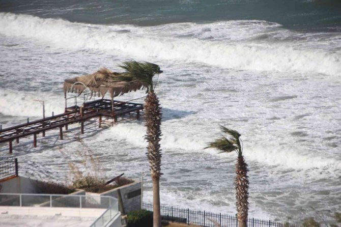 Bodrum’da Fırtına 74 Kilometre Hıza Ulaştı