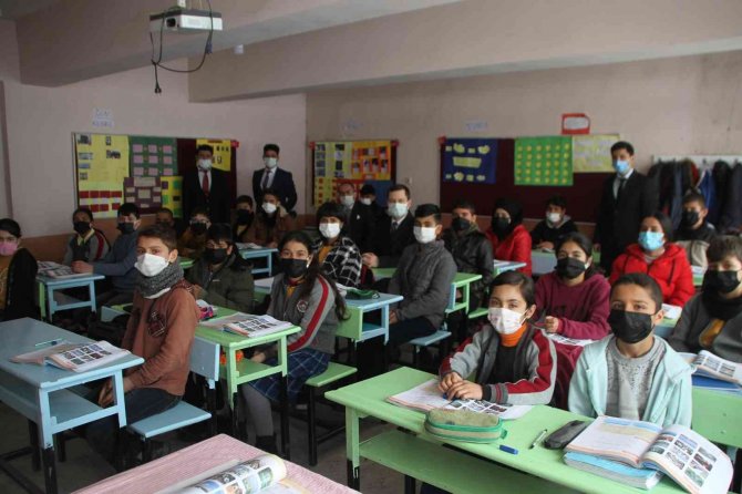 Malazgirt Kaymakamı Demirer’den Okul Ziyareti