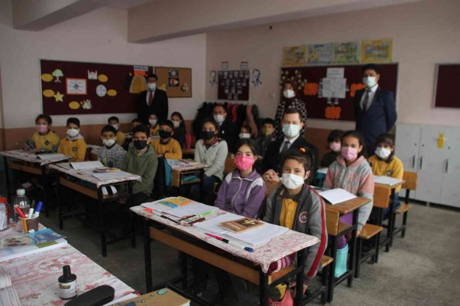 Malazgirt Kaymakamı Demirer’den Okul Ziyareti