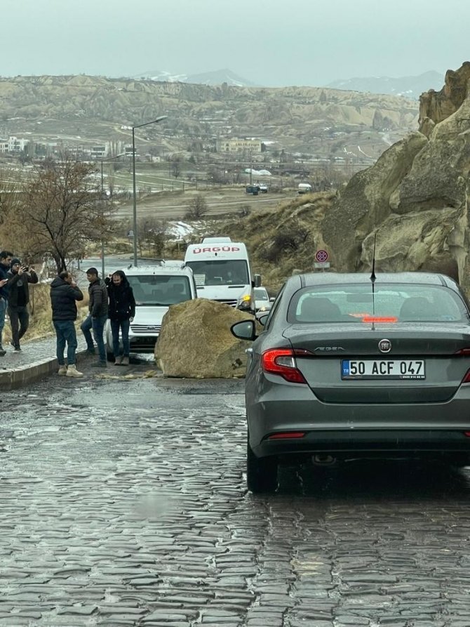 Nevşehir’de Kopan Kaya Parçası Yola Yuvarlandı