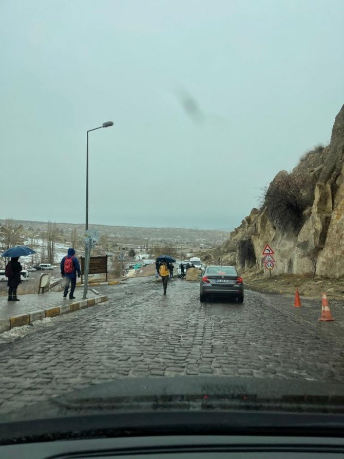 Nevşehir’de Kopan Kaya Parçası Yola Yuvarlandı