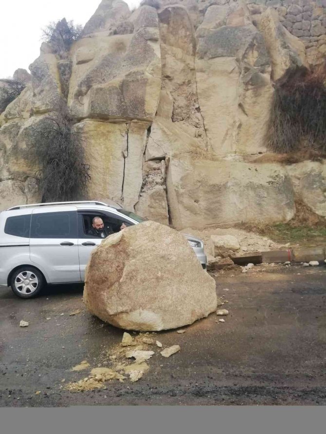 Nevşehir’de Kopan Kaya Parçası Yola Yuvarlandı