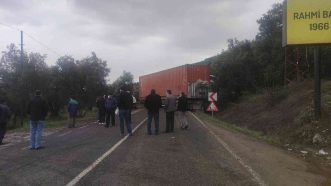 Yoldan Çıkan Tır Trafiği Kapattı