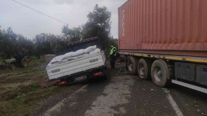Yoldan Çıkan Tır Trafiği Kapattı