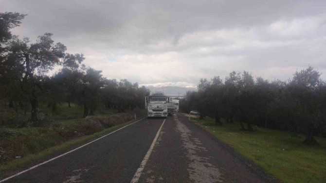 Yoldan Çıkan Tır Trafiği Kapattı