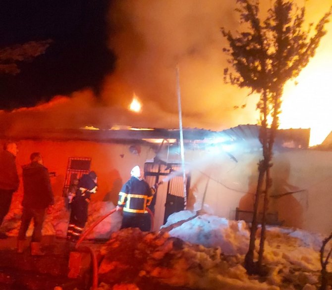 Osmaniye’de Köy Okulu Alevlere Teslim Oldu