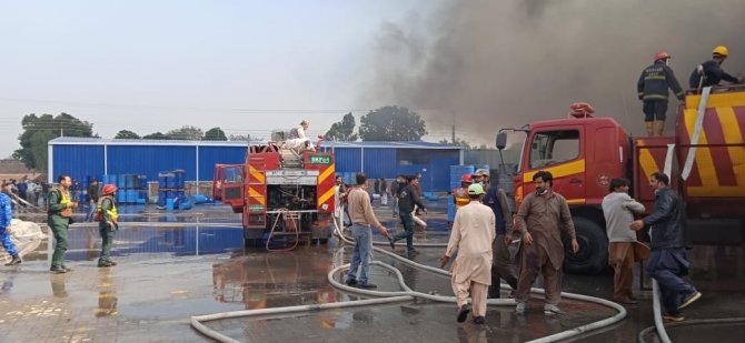 Pakistan’da Ayakkabı Fabrikasında Yangın: 15 Yaralı