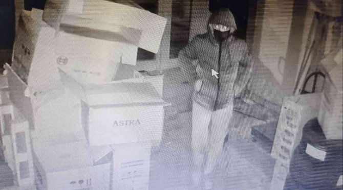 Kültürlü Hırsız, Bulduğu Paraların Yanında Hikaye Ve Roman Kitaplarını Da Çaldı
