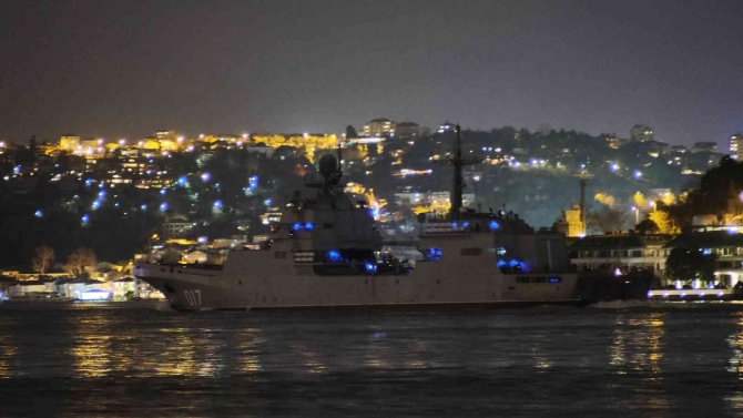 Rus Savaş Gemileri İ̇stanbul Boğazı’ndan Geçti