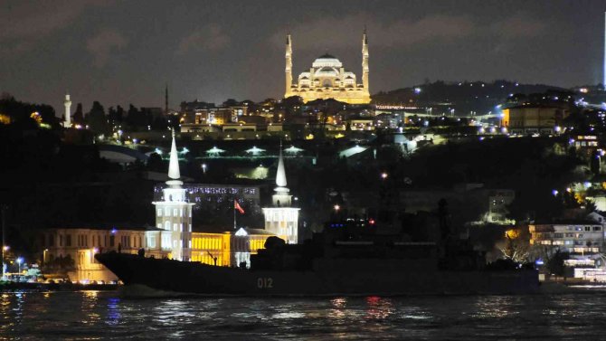 Rus Savaş Gemileri İ̇stanbul Boğazı’ndan Geçti
