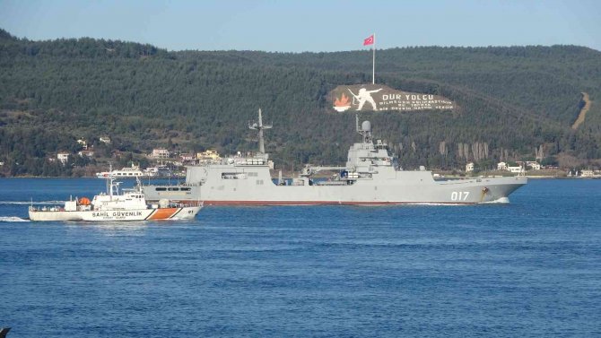 Rus Savaş Gemileri Peş Peşe Çanakkale Boğazı’ndan Geçti