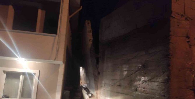 Toprak Kaymasını Önlemek İçin Yapılan İstinat Duvarı Yağmura Dayanamadı