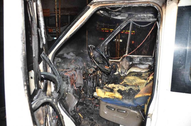 Park Halindeyken Yanan Minibüs Kullanılamaz Hale Geldi