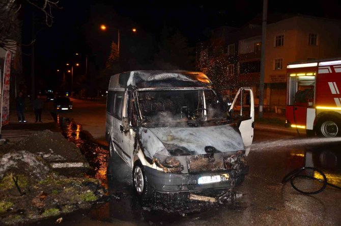 Park Halindeyken Yanan Minibüs Kullanılamaz Hale Geldi