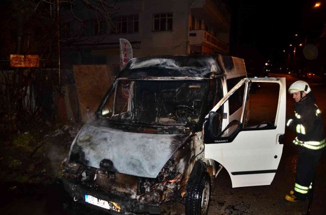 Park Halindeyken Yanan Minibüs Kullanılamaz Hale Geldi