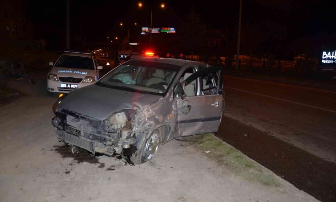 Kaza Yaptıkları Aracı Bırakıp Kaçtılar