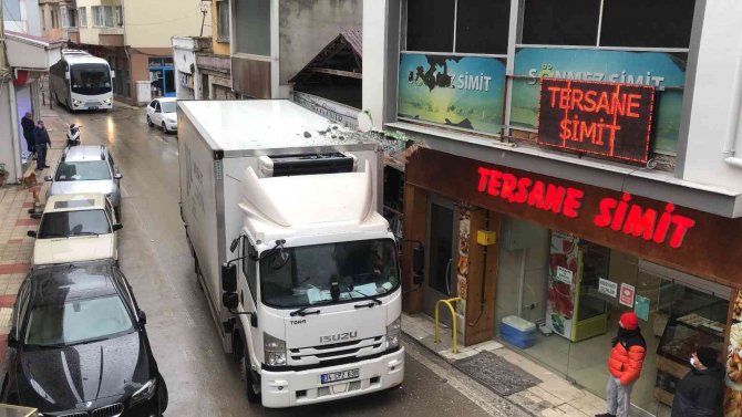 Kamyon Dar Sokakta İş Yerinin Duvarına Çarptı