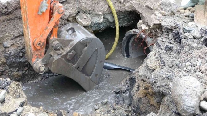Şehri Besleyen Su Borusu Kırıldı, Tüm Kentte Sular Kesildi