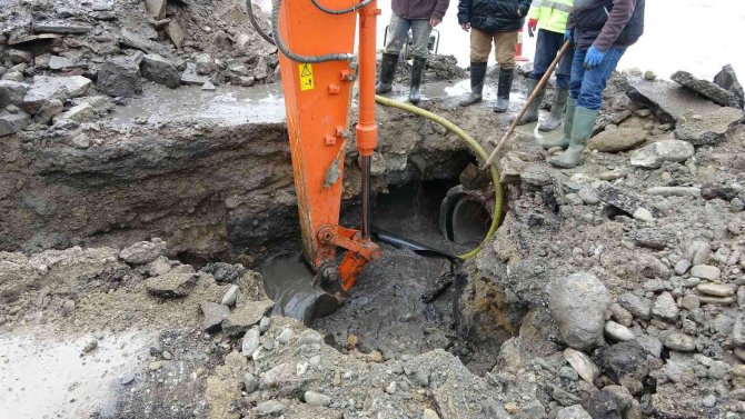 Şehri Besleyen Su Borusu Kırıldı, Tüm Kentte Sular Kesildi