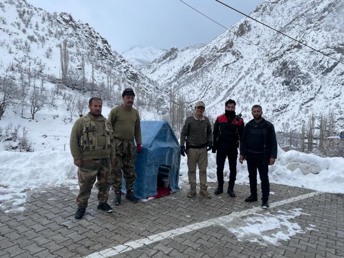 Şırnak’ın Uludere İlçesinde Güvenlik Güçleri Sokak Hayvanlarına Kulübe Bıraktı