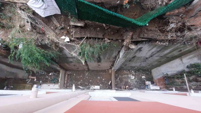 Şişli’de Bir Binanın Bahçesi Duvarla Birlikte Çöktü
