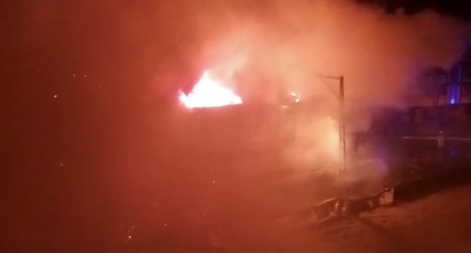 Sultanbeyli’de Yangın Paniği: 3 Katlı Binadaki Yangın Yandaki 2 Binaya Sıçradı