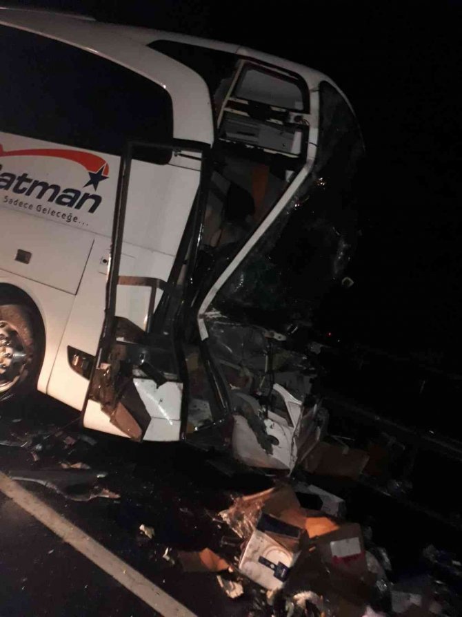 Tem Otoyolunda Yolcu Otobüsü Tıra Çarptı: 1 Ölü, 13 Yaralı