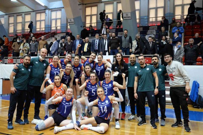 Türkiye Kadınlar Voleybol 1. Ligi: Çukurova Belediyesi: 3 - Vakıfbank: 0