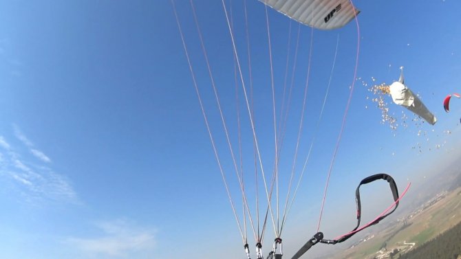 Kuşlar Aç Kalmasın Diye Paraşütle Dağı Bombaladılar