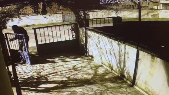 Ümraniye’de Demir Kapı Hırsızı, Kovalamaca Sonucu Polis Tarafından Yakalandı