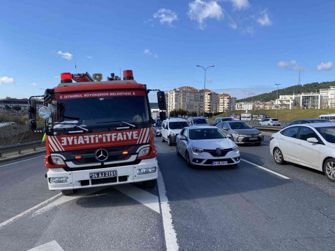 Ümraniye’de Hafif Ticari Araç Kaldırma Çarpıp Takla Attı: 1 Yaralı