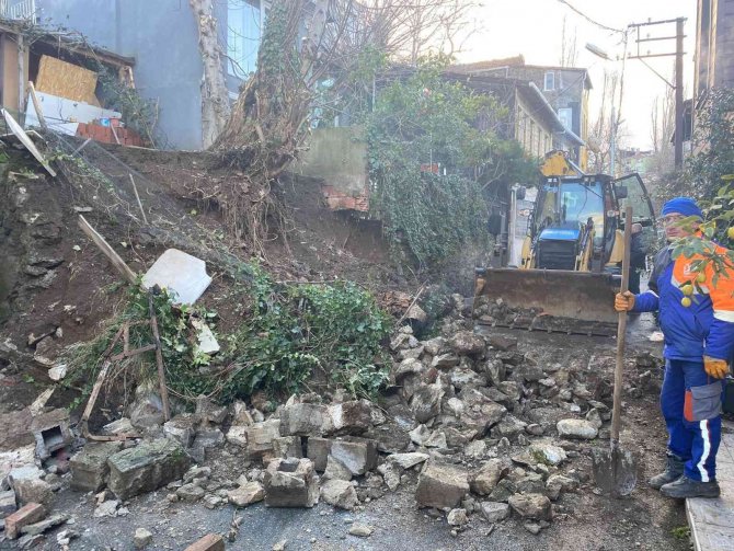 Üsküdar’da Yağmura Dayanamayan İstinat Duvarı Çöktü