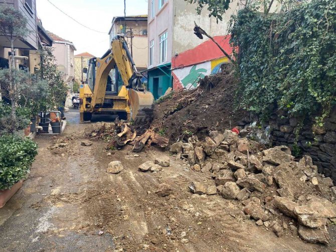 Üsküdar’da Yağmura Dayanamayan İstinat Duvarı Çöktü