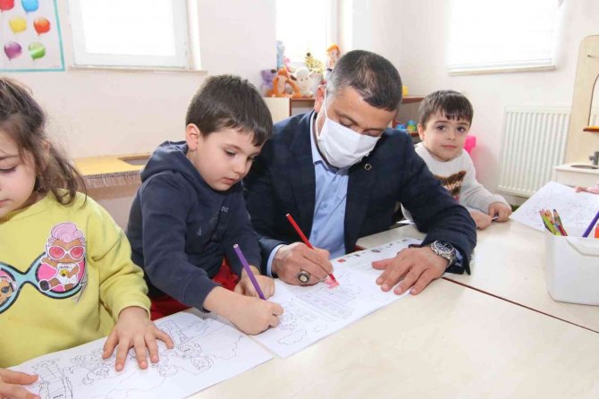 Kaymakam Mehmetbeyoğlu’ndan Öğrencilere Boyama Kitabı