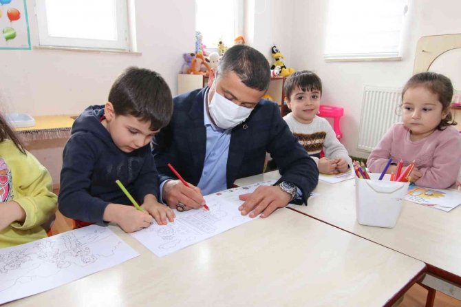 Kaymakam Mehmetbeyoğlu’ndan Öğrencilere Boyama Kitabı