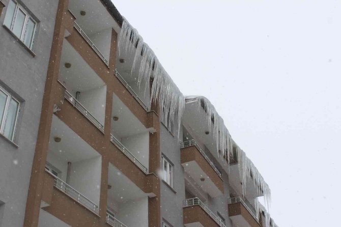 Çatılarda Oluşan Buz Sarkıtları 3 Metreyi Buldu