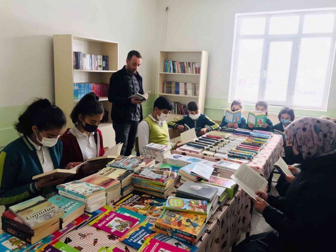 Fedakar Öğretmen Görev Yaptığı Köy Okuluna Kütüphane Kazandırdı