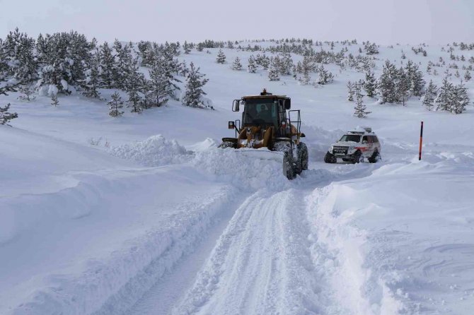 112 Acil Sağlık Ekipleri Karlı Yolları Aşıp Hastalara Ulaşıyor