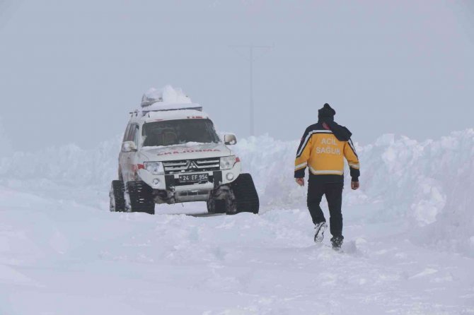 112 Acil Sağlık Ekipleri Karlı Yolları Aşıp Hastalara Ulaşıyor