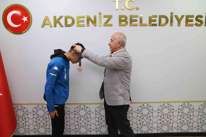 Başkan Gültak’tan Şampiyon Sporculara Ödül