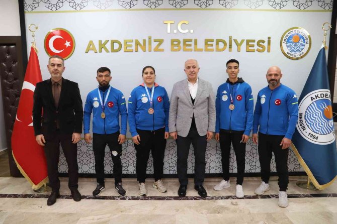 Başkan Gültak’tan Şampiyon Sporculara Ödül