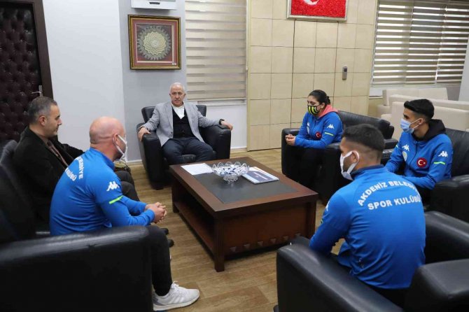 Başkan Gültak’tan Şampiyon Sporculara Ödül