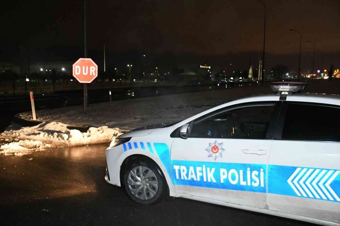 Aksaray-konya Karayolu Kar Yağışı Ve Tipi Nedeniyle Trafiğe Kapatıldı